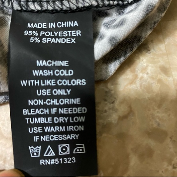 Vince Camuto BLACK & GRAY animal print stretchy sleeveless center ruched top - Picture 6 of 7